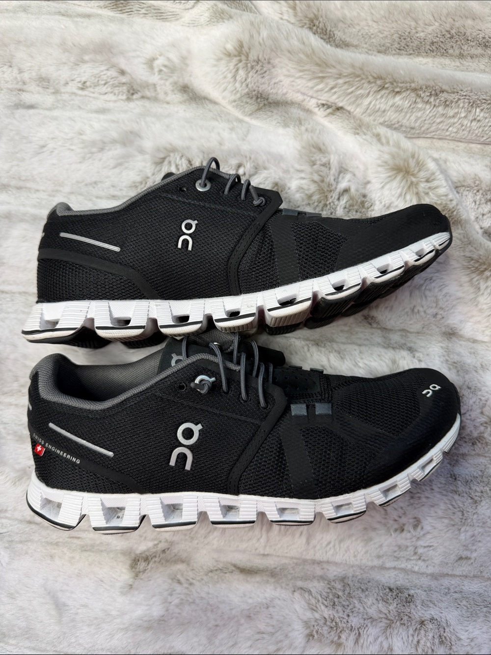 On Running women’s Athletic Shoes size 7